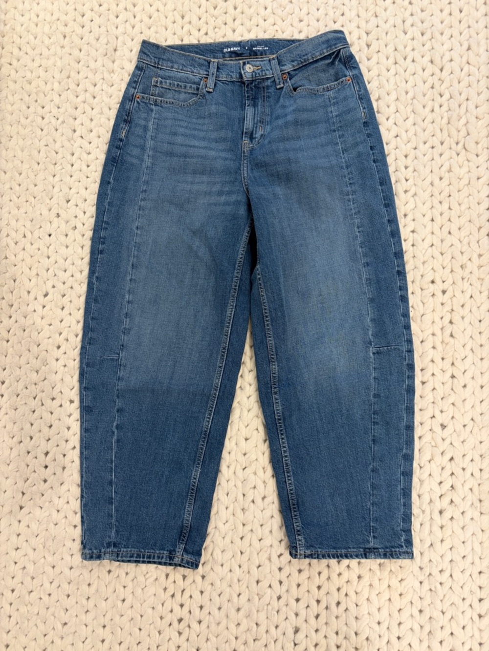 Old Navy Women's High Rise Barrel Ankle Jeans in Medium Wash. Size 8